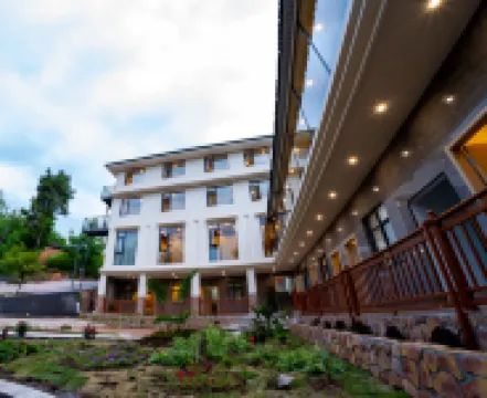 Yueting Lanshe Banshan Yazhu Hotel (Chengdu Tianfu International Airport)