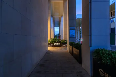 Beijing Palm Beach Hotel (Capital Airport Xinguozhan Branch) Отели рядом с достопримечательностью «Song Gallery»