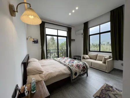 Wanning Yellow&White Homestay
