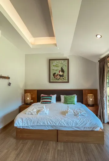 ห้องนอนเตียงคิงไซส์พร้อมระเบียง