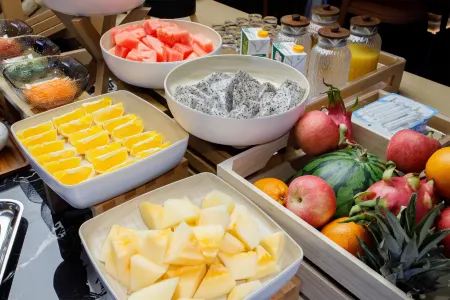 H Crystal Hotel (Gaoping Sanguan Center Yandi Park)