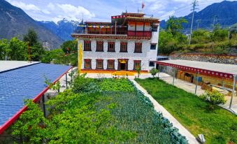 Sangdun Longzhu Homestay (Zhonglu Tibetan Village)
