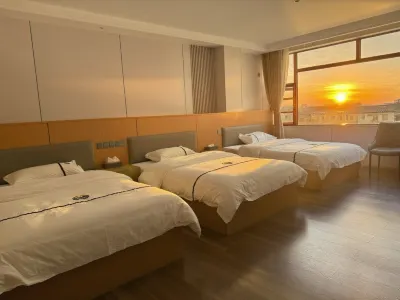 Xinlong Tianzhi Grand Hotel Hotel in zona Xinlong Gesa'er Square
