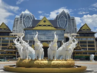 索萊仕飯店·Soluxe Hotel（西雙版納景洪潑水廣場江邊夜市店） 曼聽御花園附近的飯店