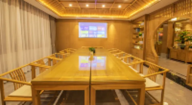 花築·鳳語晨曦酒店（鳳凰古城中心店）