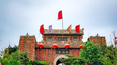 紅石寨木屋別墅飯店 諸葛亮公園附近的飯店