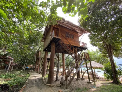 Tree House Bungalows Hôtels à proximité de : Pagoda Beach Koh Rong