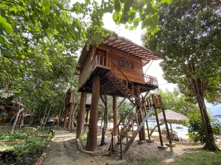 Tree House Bungalows Отели рядом с достопримечательностью «Ронгсанлем»