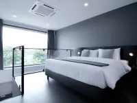 โรงแรมครูว์ โรงแรมใกล้สะพานเม็งรายอนุสรณ์
