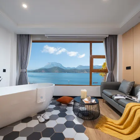Crypto-bamboo Lakeview hotel of Lugu Lake
