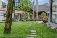 Persimmon Tree Homestay (Bifengxia Scenic Area)