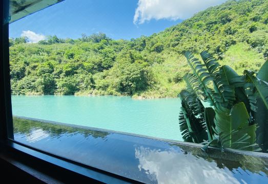 볼란도 우라이의 아름다운 호수 전망 레스토랑