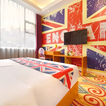 She he Theme Hotel