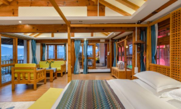 Three Bears Panoramic Beauty Su (Lijiang Ancient City Sifang Street Branch)