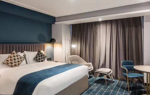 由裡青居·智慧飯店（樂山廣場嘉興路美食街店）