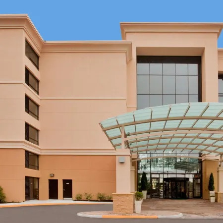 Holiday Inn VIRGINIA BEACH - NORFOLK by IHG Отели рядом с достопримечательностью «Регентский университет»