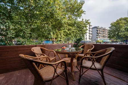 Muhua Hotel (Hangzhou West Lake Broken Bridge)