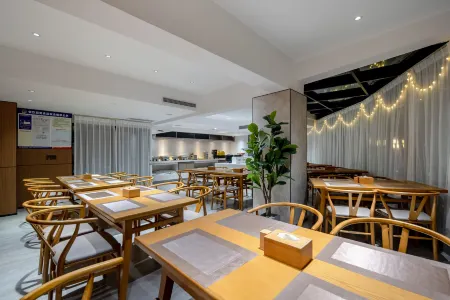 BORRMAN Hotel (Hezhou Municipal Square Colorful Global City Store) Отели рядом со станцией Hezhou Railway Station