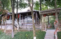 Loushanglou Wooden House Hostel