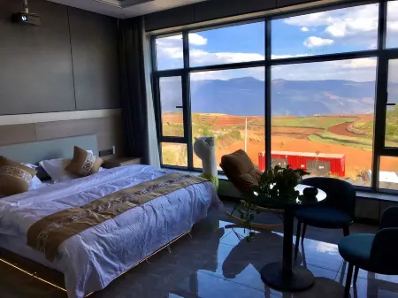 hong tu di  zhang jia da yuan  homestay Отели рядом с достопримечательностью «Dongchuan Red Land»