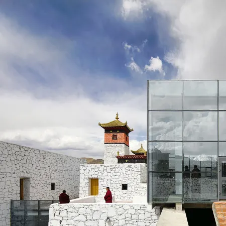 Tsenpo Inn