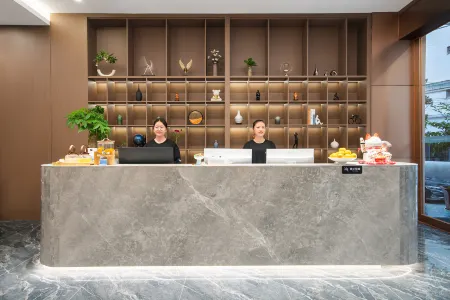 Tiangcheng Hotel (Tongde Plaza) Отели рядом с достопримечательностью «Kunming Waterfall Park»