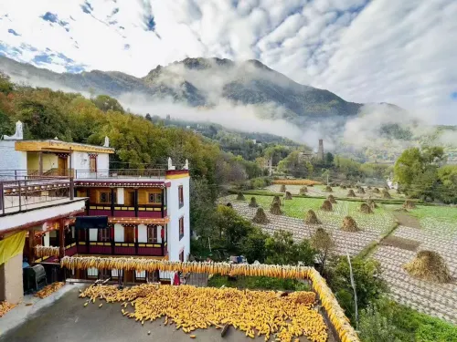 Banshan Yue Yi Lu Road Lihua Homestay (Zhonglu Tibetan Village)