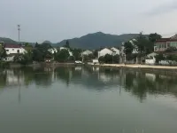 Qingyun Guesthouse - غرفة مطلة على الجبل