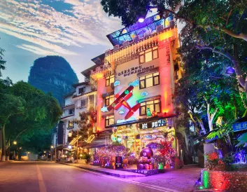 岩邦·夢幻藝術設計師民宿（西街店）