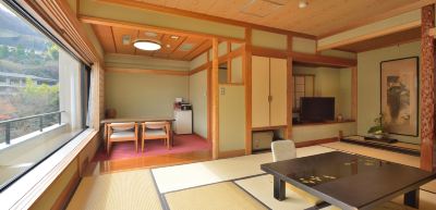 【池の棟】庭園側・一般客室（和室10畳＋洋間） 箱根湯本温泉 吉池旅館の写真