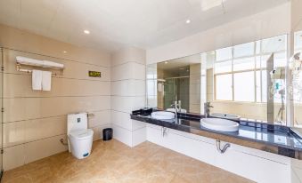 Maoming Bincheng Business Hotel (Dianbai Wanda Plaza Donghu Park)