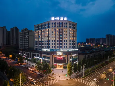 James Joyce Coffetel (Neijiang Wanda Plaza High Speed Rail North Station) Отели рядом с достопримечательностью «Zhang Daqian Memorial Hall»