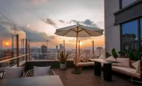 Kunming Xishe Qinghuan High-altitude Terrace Designer Hotel (Kunming Vientiane City)