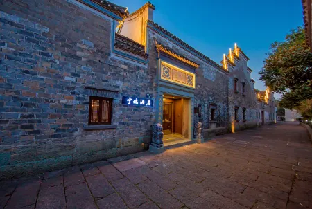 Ningjing Hotel (Ningbo Tianyi Square Chenghuang Temple) Отели рядом с достопримечательностью «University Park Library»