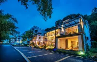 Xichuan Zhongdugou Huaxi Yisu Hotels near Bamboo Sea Wild Animal Park