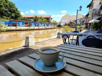 V Space CAPSULE CAFE MELAKA - Pensions