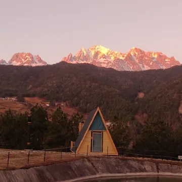 麗江玉龍雪山縵雲裏日照金山觀景民宿 鄰近中虎跳石的酒店
