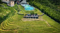 Chongyi Shangbao Terraces are transported to accommodation