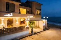 DaLi Jiuyu · Seaside and Mountain View at Dusk · Courtyard Vacation Boutique Stay (Erhai Lake) - Rooftop Pools