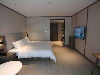 汉庭酒店(赤峰林东福山公园店) - 高级特大床房