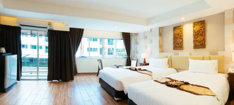 ห้องเอ็กเซ็กคูทีฟเตียงเดี่ยวสองเตียงพร้อมวิวสระว่ายน้ำ