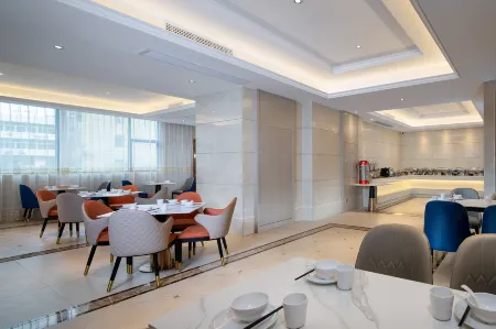 Vienna Hotel (Liucheng Hedong Avenue) Отели рядом с достопримечательностью «Hongma Mountain»