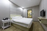 Borrman Hotel (Shanghai Hongqiao Airport ,West Xianxia Road ) Hotels near BAILIAN XIJIAO SHOPPING MALL