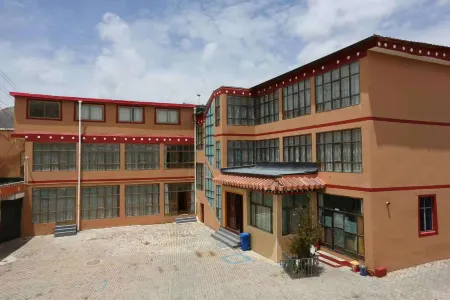 Luqu Lianbao Hotel Отели в г. Луцюй