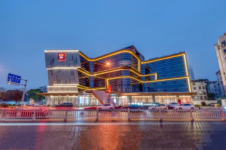 Radisson Red Wuxi Nanchang Street Ancient Canal Отели в г. Уси