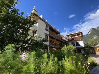 The Happy Bandmo's Home Hotels near Moerduo Temple