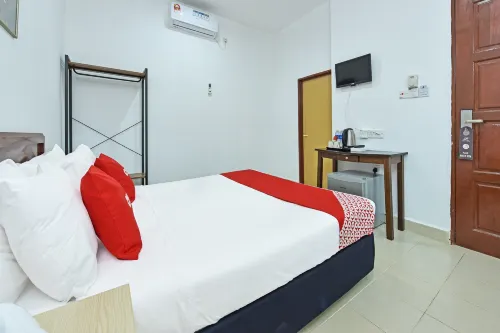 OYO 90809 Homestay Black Pink Merah Jambu Syariah