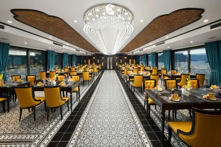 Catherine Cruises Отели рядом с достопримечательностью «Bai Chay Beach»