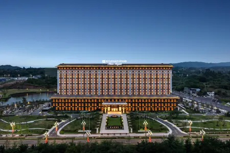 Wyndham Grand Plaza Royale Longchang Отели рядом с достопримечательностью «Chuannan Normal College for Childhood Education»