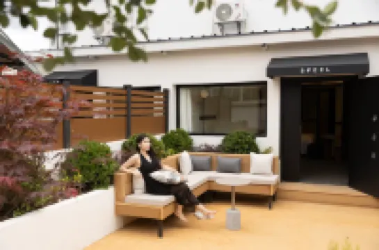 SFEEL Designer Hotel (Dukezong Ancient City Branch)